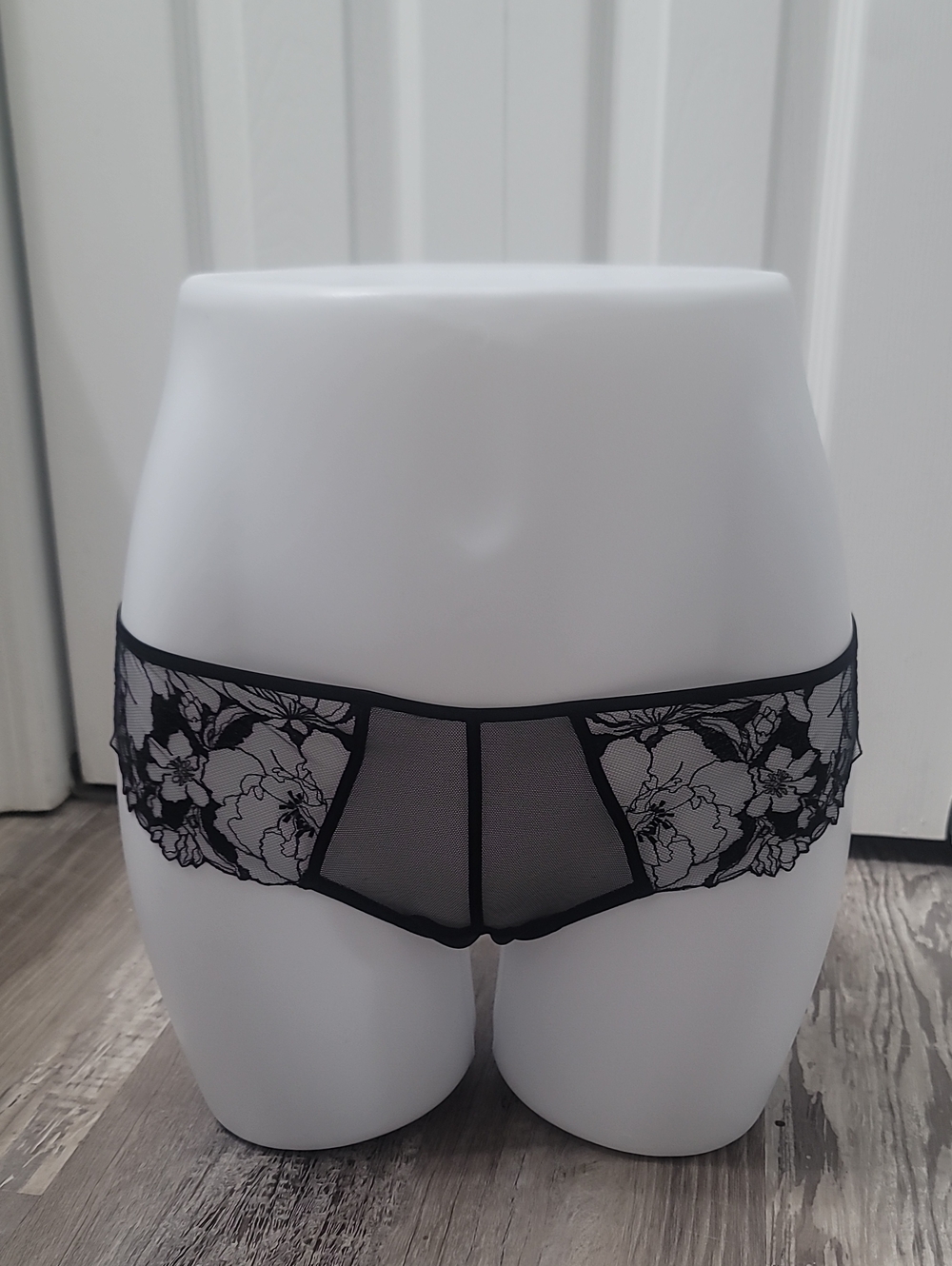 Victoria's secret very sexy luxe lingerie mesh and lace cheekini panty MEDIUM